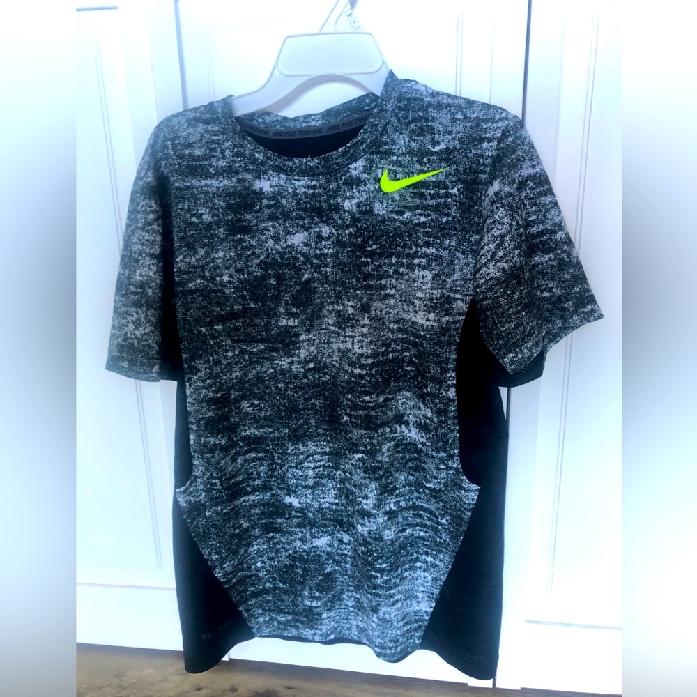 Nike Dry Fit men’s shirt. Size small. Gray/Black